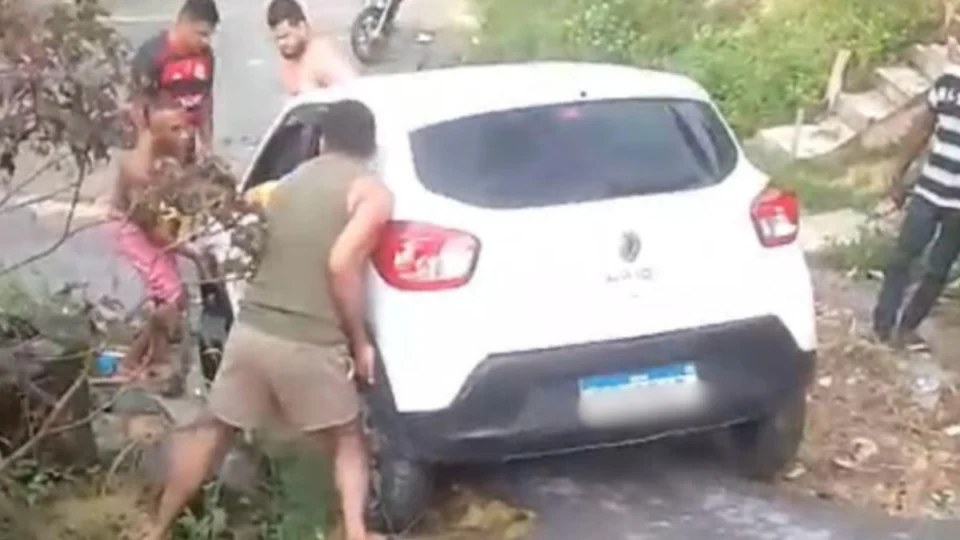 Carro de aplicativo fica atolado em cratera de rua na zona Leste de Manaus; veja vídeo