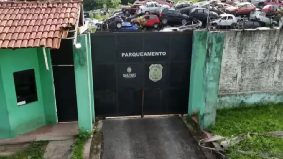 Criminosos invadem galpão e roubam viaturas da PC em Manaus; segurança é feito refém