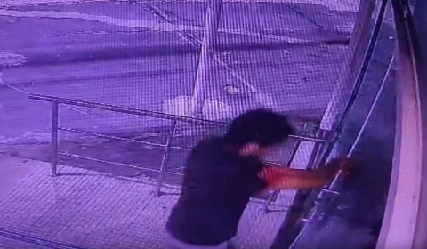 Homem arromba porta de drogaria em Manaus e furta ovos de Páscoa e outros produtos; veja vídeo