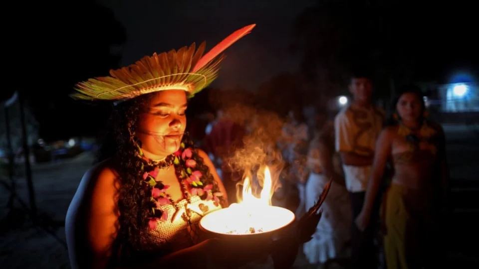 Indígenas organizam ritual em Manaus para torcer por ‘Ainda Estou Aqui’, filme indicado ao Oscar 2025