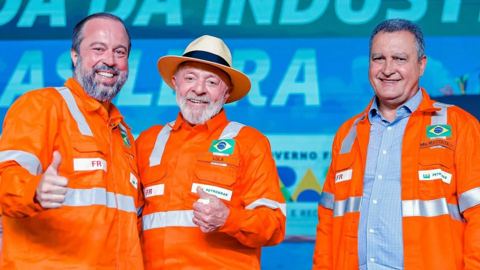 Aumento de combustíveis: Lula diz que Petrobras não tem culpa e defende venda direta