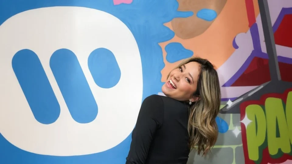 Marília Tavares assina contrato com Warner Music, gravadora de Anitta e Bruno Mars; veja outros artistas do grupo