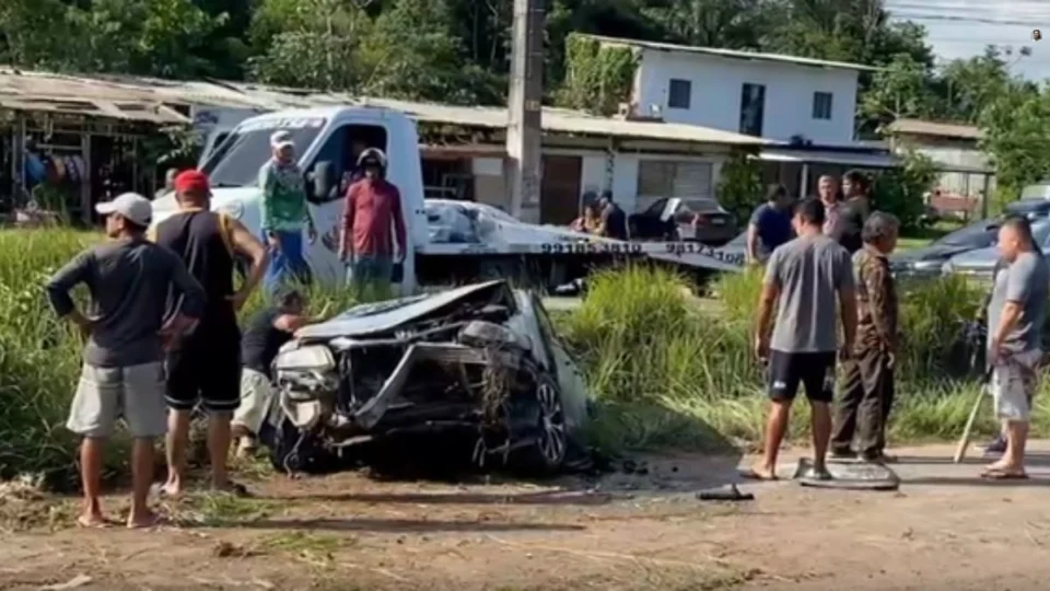 Motorista escapa ileso após carro cair em vala e ficar destruído em acidente na AM-070; veja vídeo