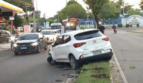 Motorista cochila ao volante, perde controle e bate em árvore em Manaus