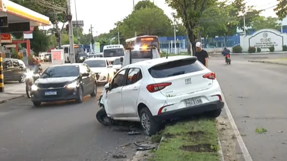 Motorista cochila ao volante, perde controle e bate em árvore em Manaus