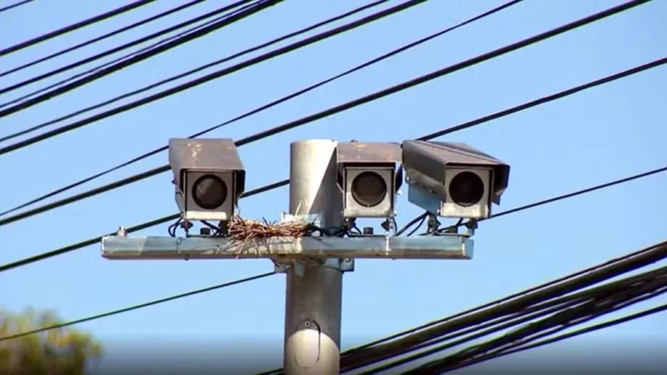 Câmeras de radares de velocidade são danificadas na avenida Autaz Mirim, em Manaus