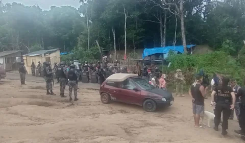 VÍDEO: reintegração de posse retira mais de 200 pessoas de terreno no Tarumã, em Manaus