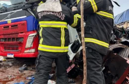 Acidente entre carretas na BR-153 deixa motorista preso nas ferragens