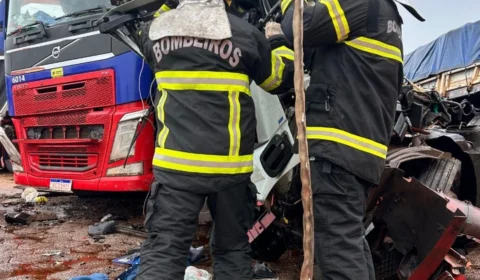 Acidente entre carretas na BR-153 deixa motorista preso nas ferragens