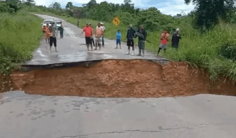 Cidades ficam isoladas após rompimento de rodovia por fortes chuvas no Acre
