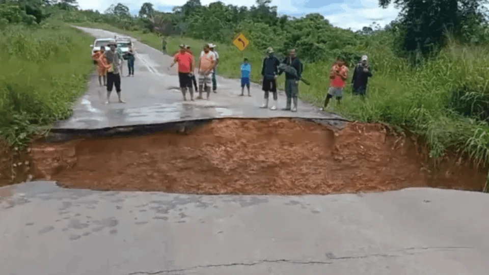 Cidades ficam isoladas após rompimento de rodovia por fortes chuvas no Acre