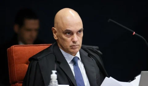 Alexandre de Moraes consulta PGR sobre apreender passaporte de Eduardo Bolsonaro