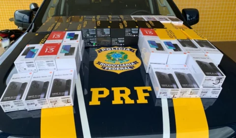 PRF apreende mais de 70 aparelhos celulares escondidos em caminhão em Araguaína
