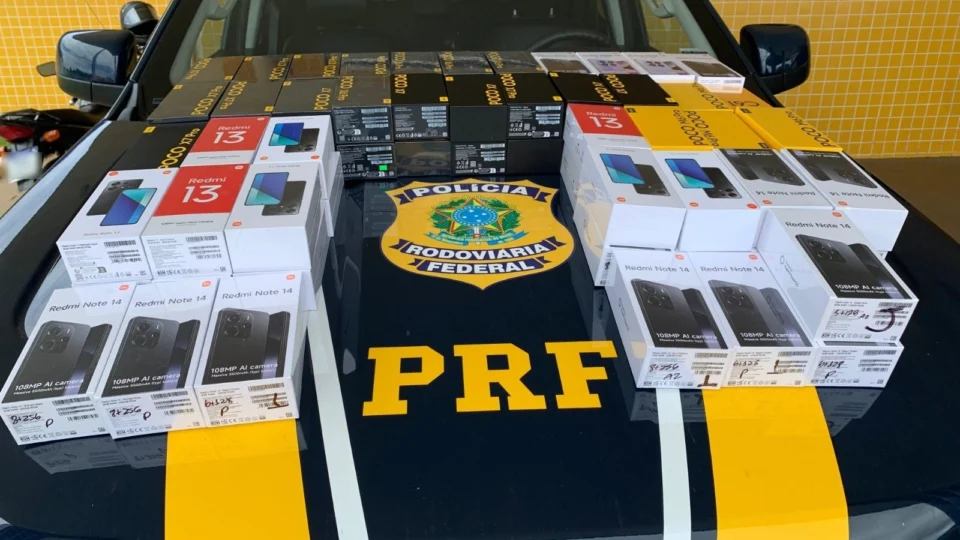PRF apreende mais de 70 aparelhos celulares escondidos em caminhão em Araguaína