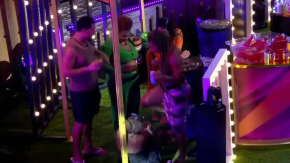 Beijo de Aline e Thamiris: vídeo mostra momento exato durante festa no BBB; confira