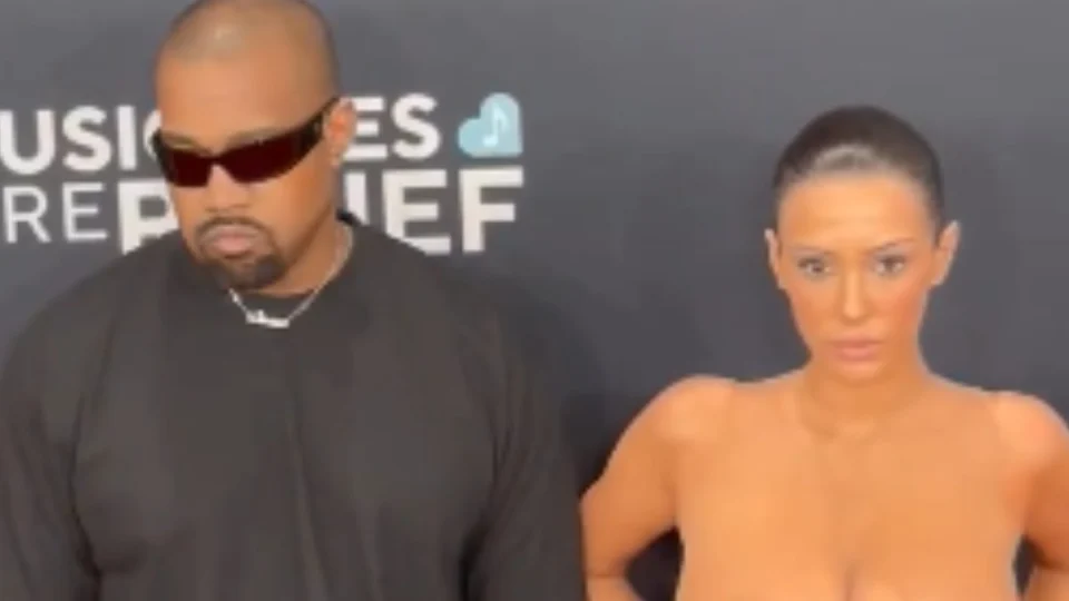 Bianca Censori no Grammy 2025: mulher de Kanye West surge nua no tapete vermelho