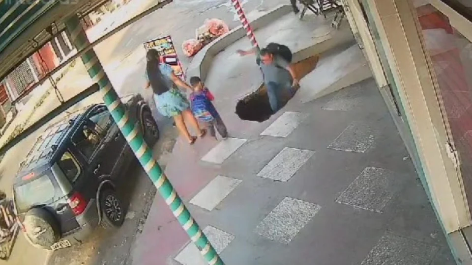 Buraco se abre em calçada e ‘engole’ homem na zona Norte de Manaus; veja vídeo