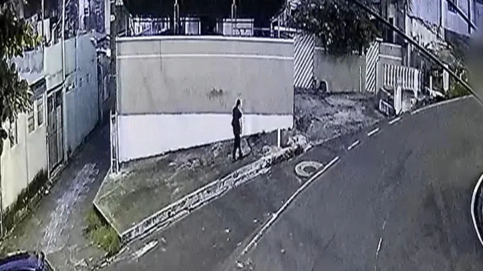 Câmeras de segurança gravam momento em que enfermeira é atropelada em Manaus