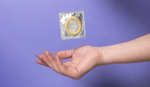 Carnaval e saúde sexual: infectologista explica como curtir a festa com segurança e evitar ISTs