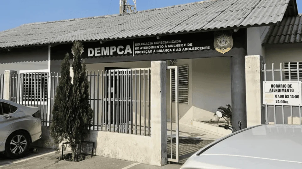 Mulher é presa ao ser flagrada com filhas de 11 e 12 anos em motel em Cruzeiro do Sul