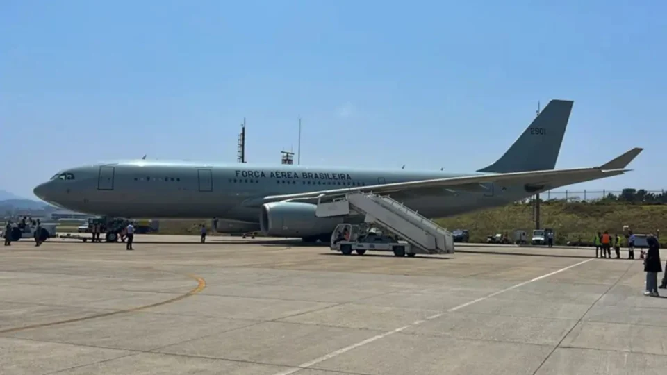 Terceiro voo de deportados dos EUA chega em Fortaleza; dois brasileiros foram presos