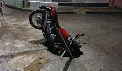 Entregador de moto cai em cratera no bairro Flores, em Manaus; veja vídeo