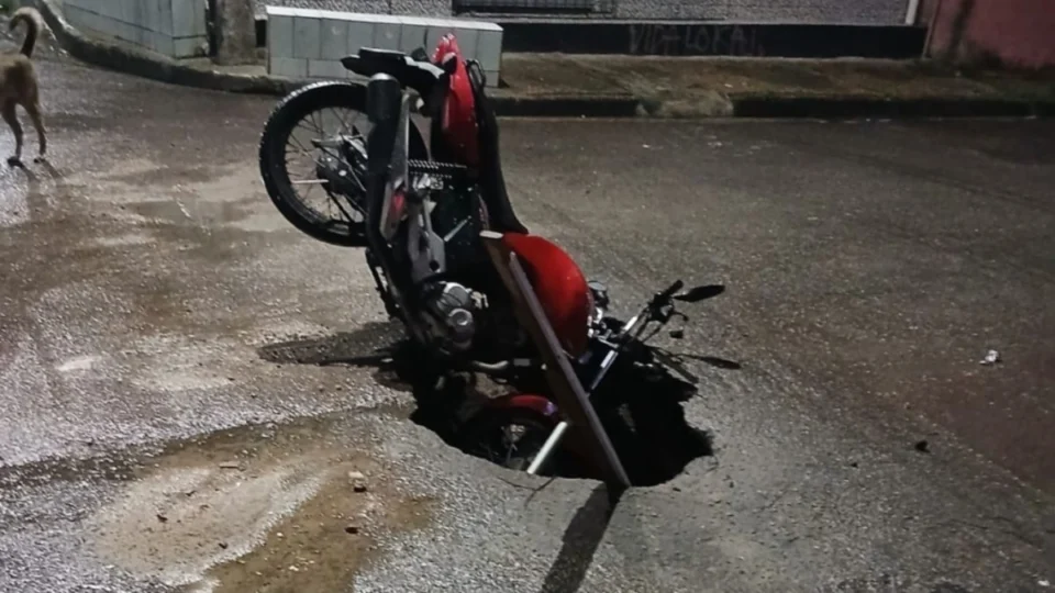 Entregador de moto cai em cratera no bairro Flores, em Manaus; veja vídeo
