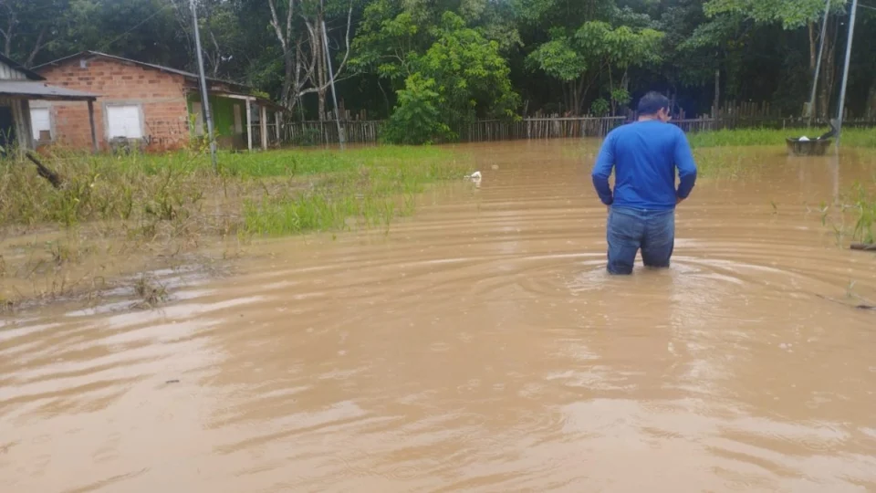 Famílias afetadas pela forte chuva em Porto Velho deixam casas em áreas de risco