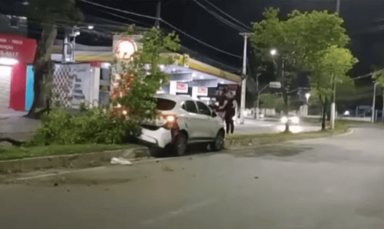 Motorista cochila ao volante e perde o controle em Manaus