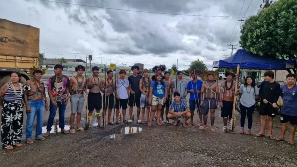 VÍDEO: indígenas fecham BR-364 em protesto contra privatização da rodovia