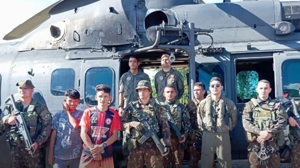 VÍDEO: jovens indígenas são encontrados após 6 dias perdidos na floresta no Amazonas