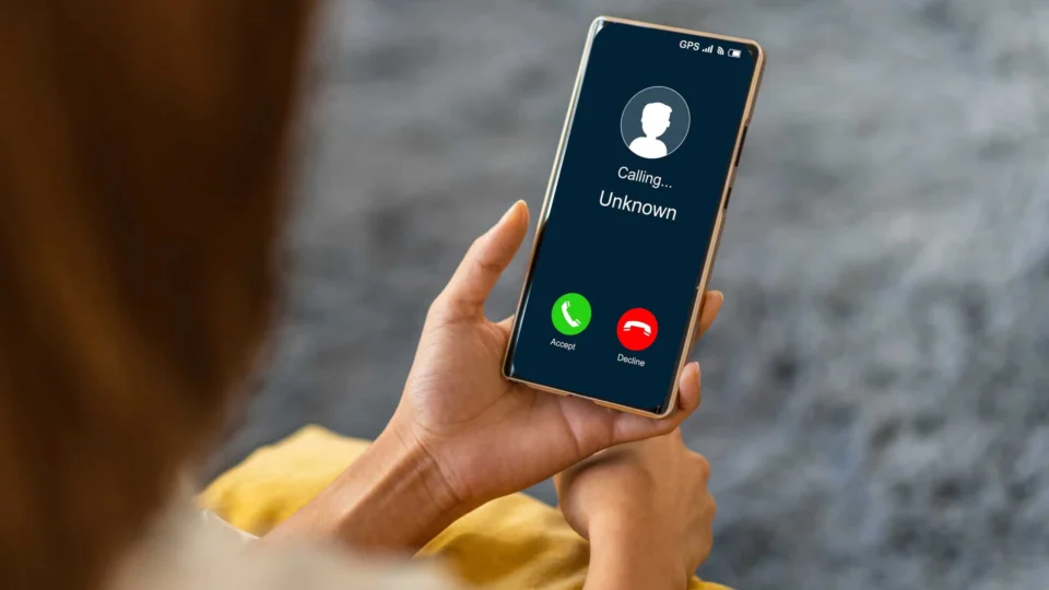 Como parar de receber ligações mudas? Veja como bloquear