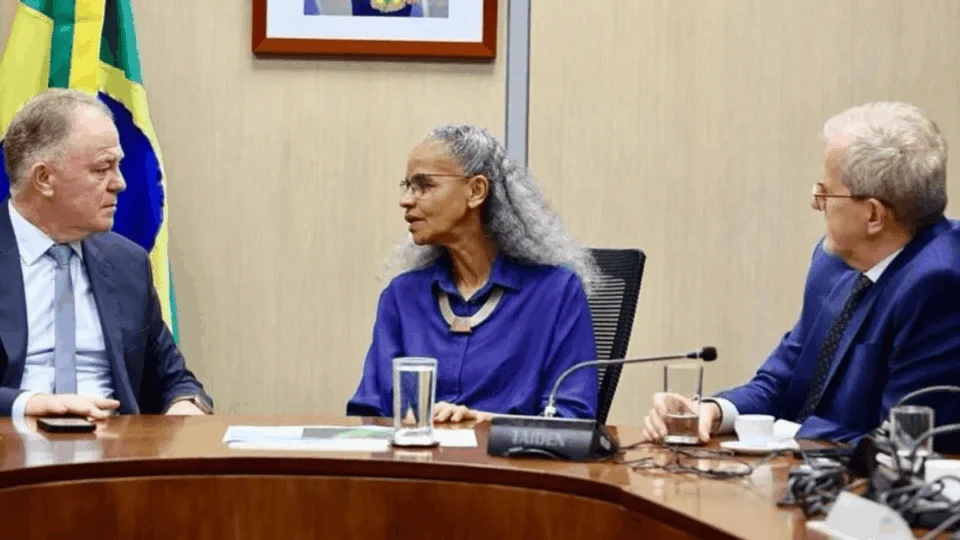 Ministra Marina Silva aparece com novo visual e chama atenção durante reunião