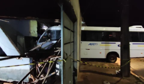 Micro-ônibus invade casa em Araguaína e estrutura fica comprometida