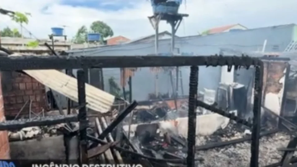 VÍDEO: morador tem casa destruída por incêndio na zona sul de Porto Velho