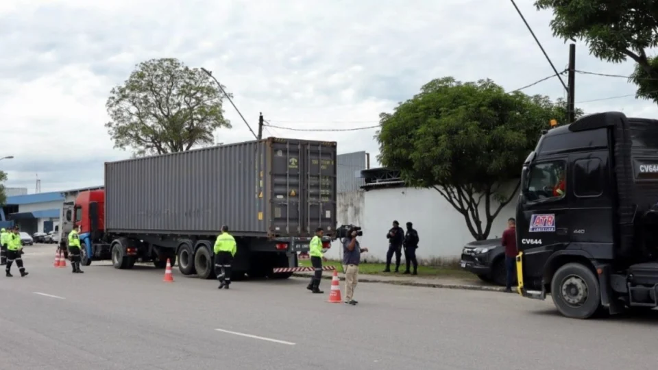 Operação em Manaus: caminhões com pneus carecas e perigosos são retirados das ruas