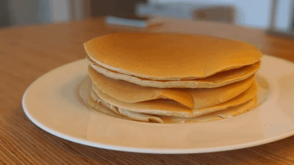 Receita fácil: panqueca de banana e aveia crocante é perfeita para substituir o pão no café da manhã