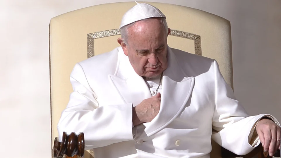 Papa Francisco sofre crise respiratória e é colocado em ventilação mecânica