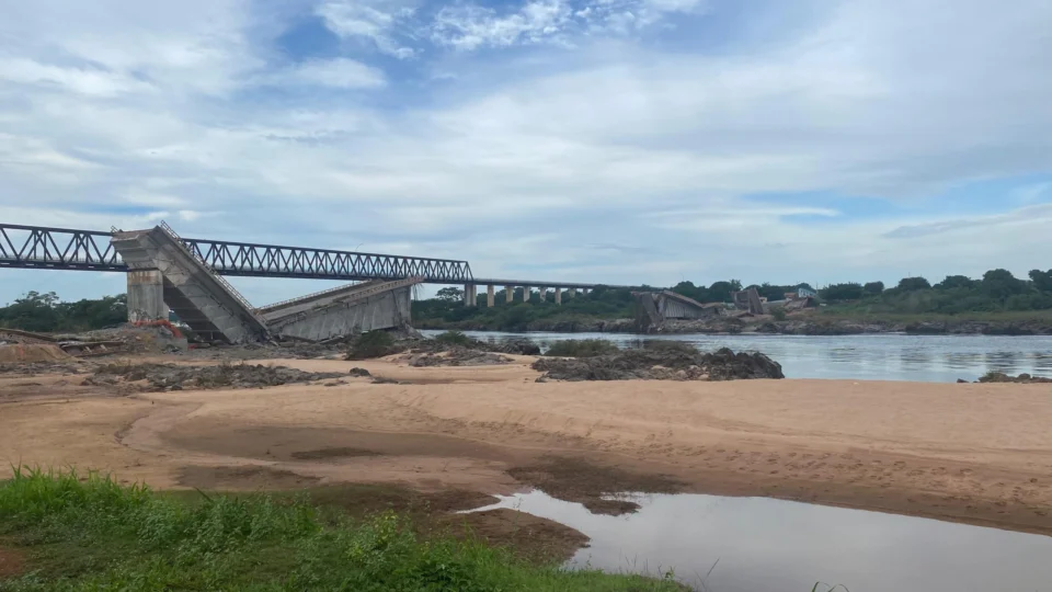 Veja momento exato da implosão da Ponte JK entre Aguiarnópolis (TO) e Estreito (MA); vídeo