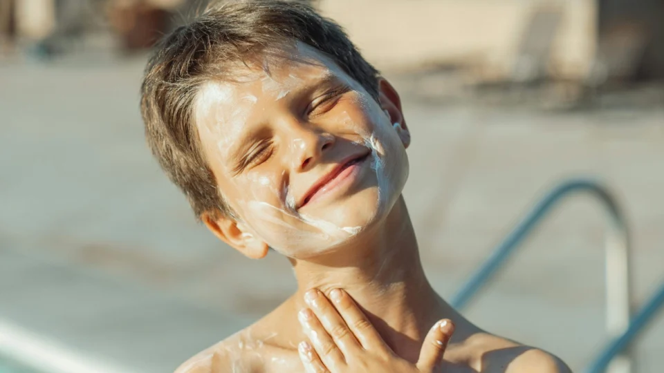 Você sabe qual fator de protetor solar usar durante o carnaval? Aprenda a cuidar da pele durante a folia