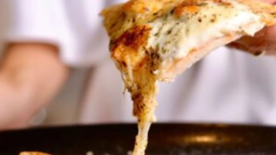 Confira como fazer uma massa de pizza caseira fácil e deliciosa