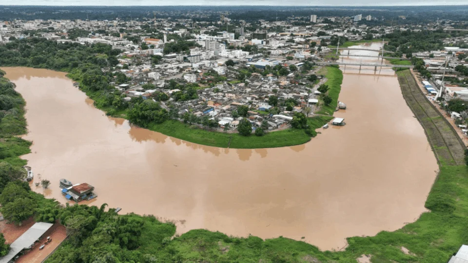 Nível do Rio Acre sobe e atinge mais de 40 bairros em Rio Branco