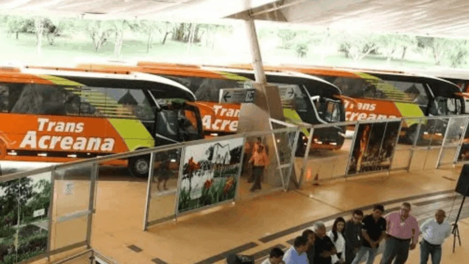 Rompimento da BR-364 interrompe viagens de ônibus no Acre; entenda o que aconteceu