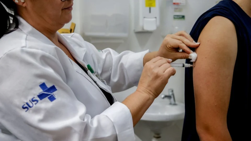 Ministério da Saúde amplia idade para receber vacina contra a dengue; veja nova faixa etária