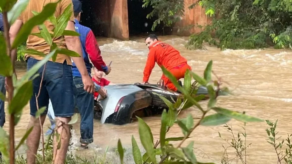 Acidente deixa mãe e filha mortas após carro cair em rio na BR-435, em Rondônia