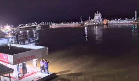 VÍDEO: balsas perdem o controle e colidem com porto de Humaitá
