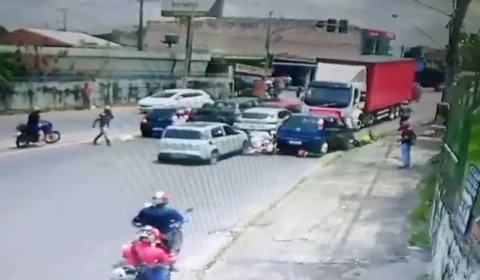 Caminhão invade contramão e atinge carros e motos na zona Norte de Manaus; veja vídeo