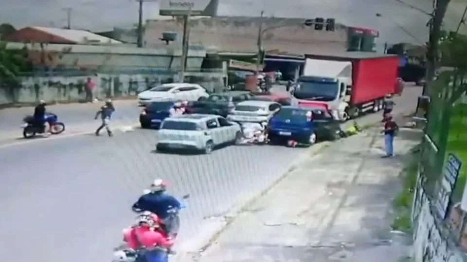 Caminhão invade contramão e atinge carros e motos na zona Norte de Manaus; veja vídeo