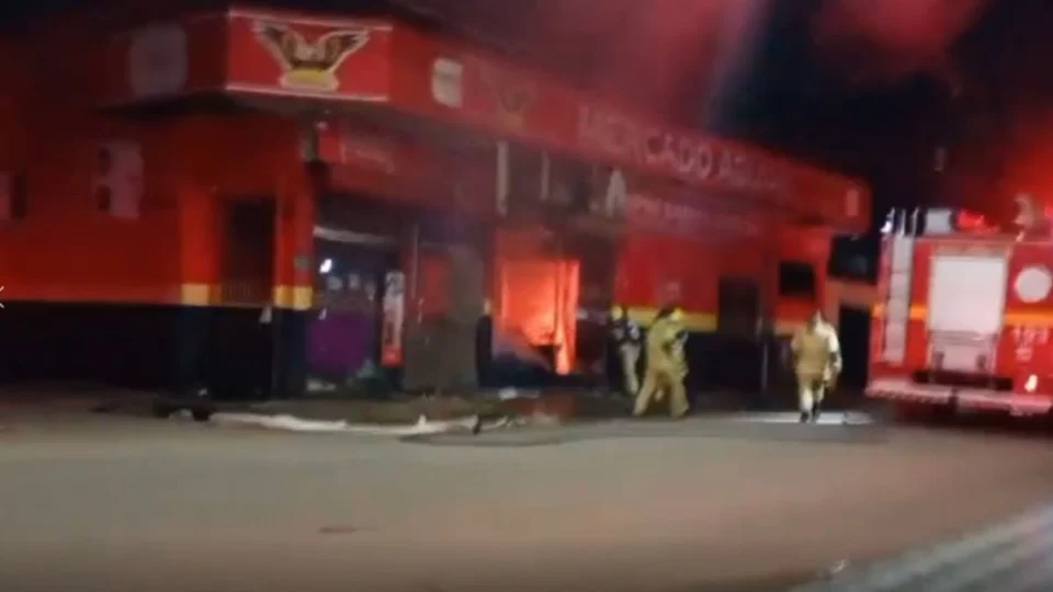 VÍDEO: incêndio de grandes proporções atinge mercado na zona Leste de Porto Velho