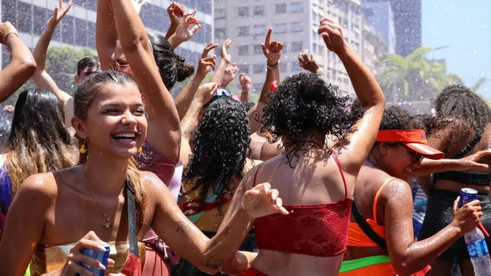 Em ritmo de carnaval, ala política do Brasil celebra chegada das folias; confira manifestações